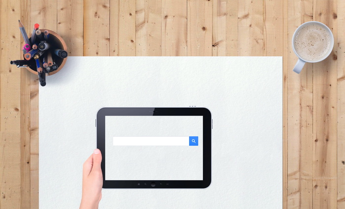 表上的移动平板设备，显示搜索引擎输入字段。
