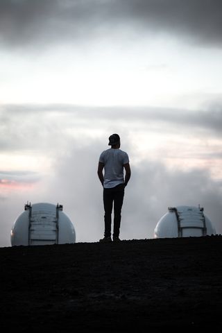 白天站在多云天空下的男子