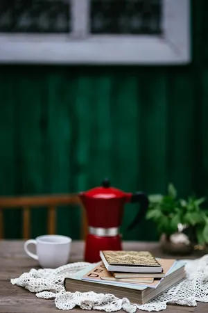 一堆组织者和红色意大利咖啡壶