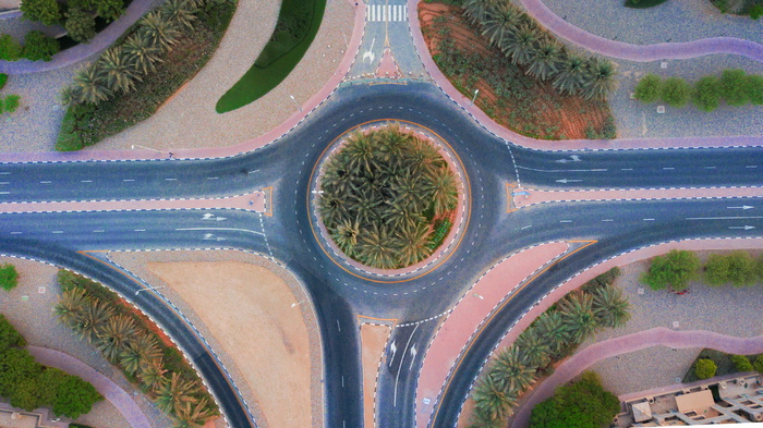 无人机、道路、沙漠、环岛、棕榈树、植物、汽车、摄像头