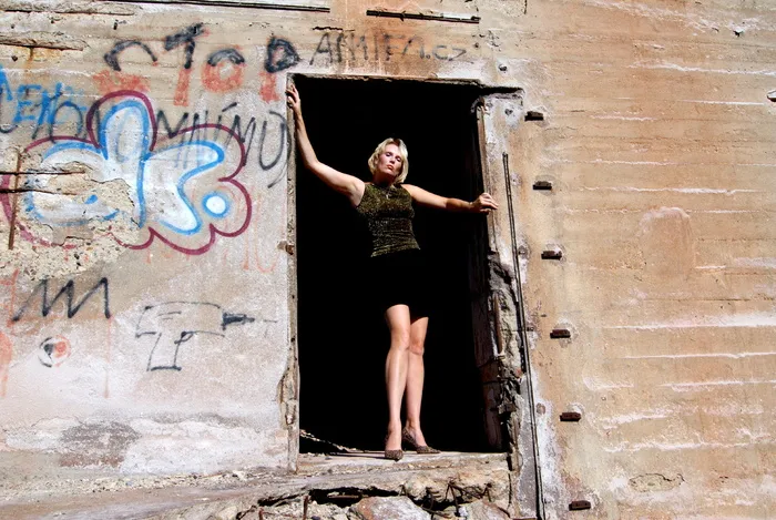 混凝土，保护层，深色，入口，女士，混凝土，保护层，深色入口，角色