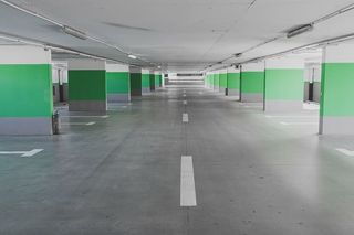 建筑停车场，室内，汽车，停车场，无，汽车，建筑，建筑