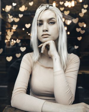 坐在椅子上的女性浅焦照片