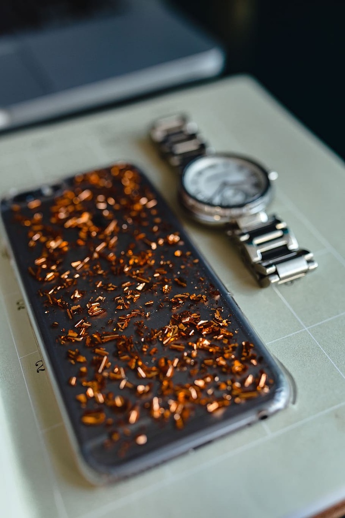 带Macbook、iPhone、日历、手表和记事本的家庭办公桌