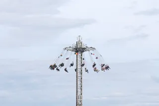 人们在塔上荡秋千