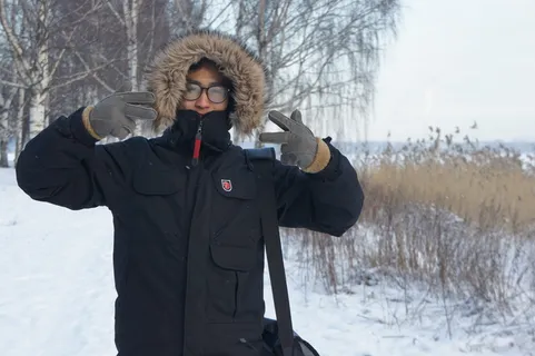 快乐，开朗，冬天，男人，黑色，夹克，蛋黄，寒冷的温度