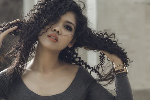 女人抱着她的头发