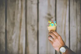 人，拿着，冰淇淋，棕色，墙，冰淇淋，冰淇淋，伙计