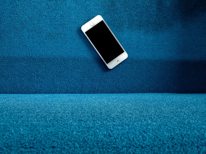 蓝色路面上的蓝色 iPod touch