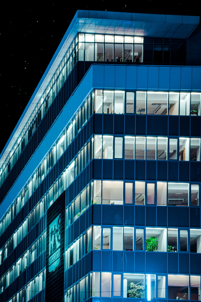 夜空下的灰色混凝土建筑