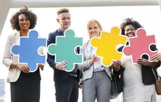 四个人拿着拼图