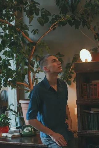 坐在桌子上的男人