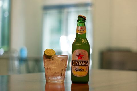 啤酒、冷饮、饮料、饮料、玻璃杯、酸橙、冰、桌子