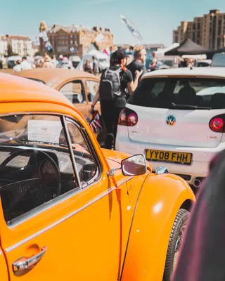 白天车辆旁边的人