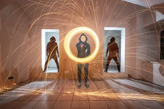 房间里拿着火花的男人