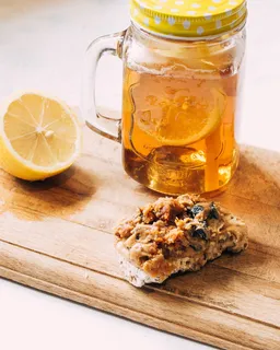 杯子旁的橙色水果