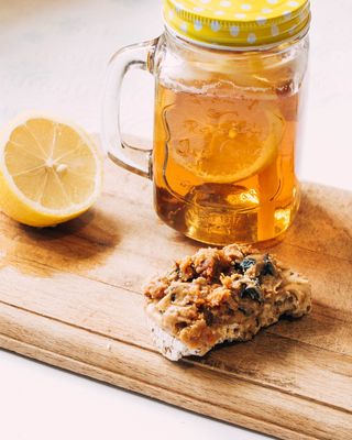 杯子旁的橙色水果