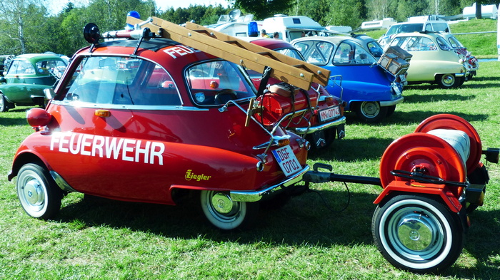 红色、feuerwehr vehicle、绿色、草地、bmw、isetta、fire、Snogking ball