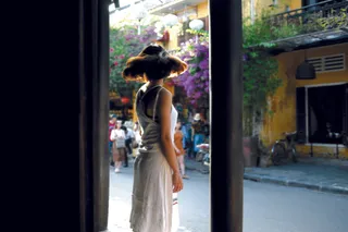 穿白色无袖连衣裙的女士