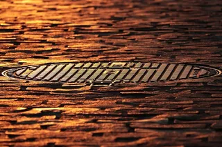 人孔盖，鹅卵石，人孔盖，铺路石，道路，离开，铺砌，路面