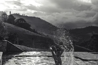 男孩泼水的照片