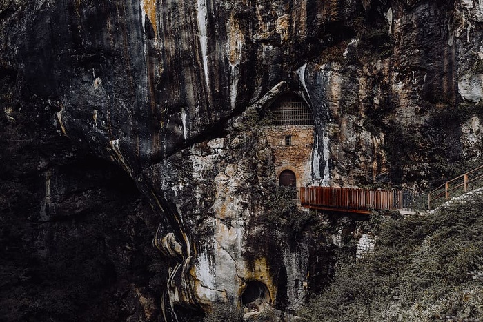 斯洛文尼亚波斯托尼亚洞穴口的Predjama城堡