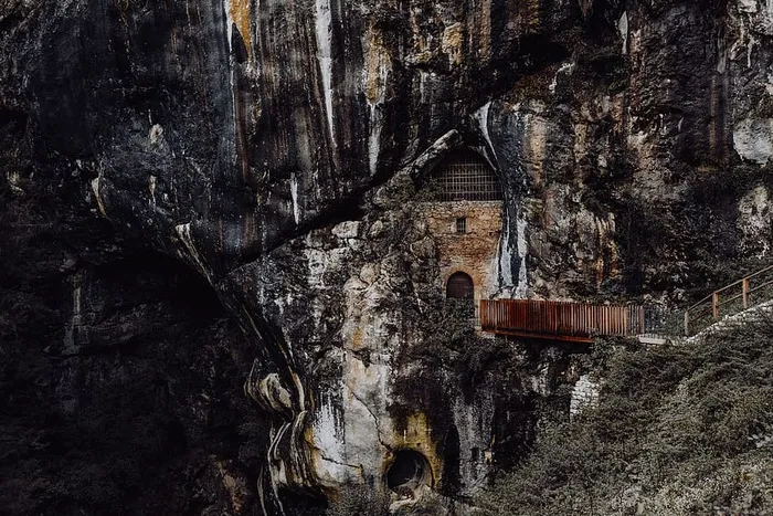 斯洛文尼亚波斯托尼亚洞穴口的Predjama城堡
