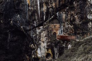 斯洛文尼亚波斯托尼亚洞穴口的Predjama城堡