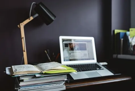 带有深色墙壁的当代家庭办公室理念