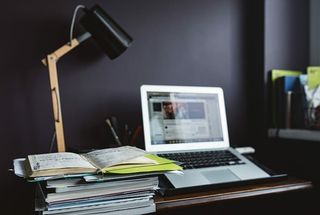 带有深色墙壁的当代家庭办公室理念