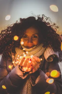 站在散景摄影中的女人