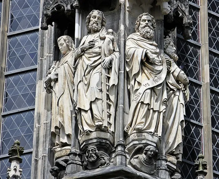 白天的宗教雕塑