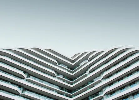 白色建筑的蠕虫视角