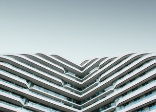 白色建筑的蠕虫视角