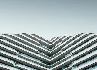 白色建筑的蠕虫视角