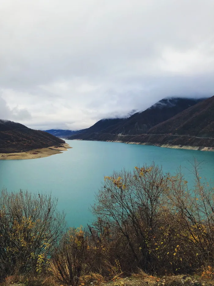 格鲁吉亚，zhinvali，zhinvali水库，水库，jinvali大坝，蓝色，平静，大坝