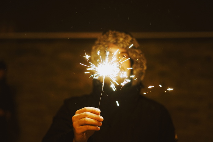 新年，火花，圣诞节，平安夜，孟加拉灯；灯光、乐趣、聚会