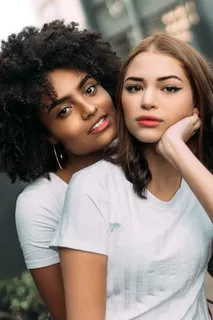 穿着白色圆领t恤的女士