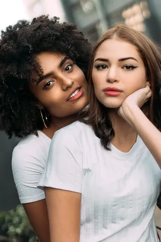 穿着白色圆领t恤的女士