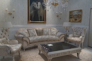 两匹马画下的棕色沙发