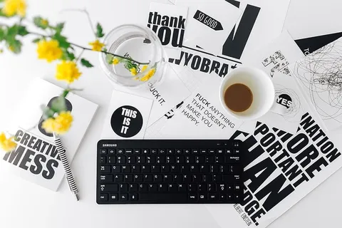 女性用手在远程无线电脑键盘上打字