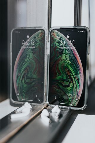 双空间灰色iPhone Xs MAx