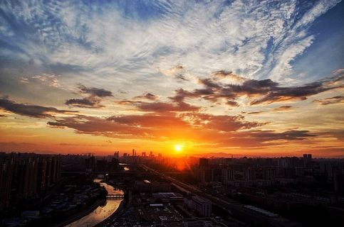 天空下的城市建筑