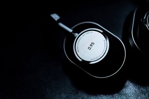 黑色和灰色无线耳机