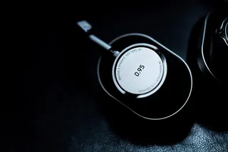 黑色和灰色无线耳机