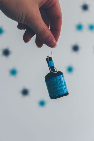 人, 人类, 瓶子, 手指, 锡, 可以, 文本, 墨水瓶