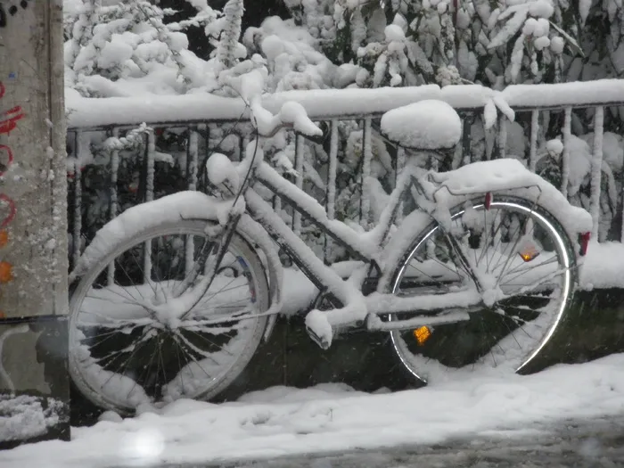 灰色，沙滩巡洋舰自行车，有盖，雪，停放，旁边，金属框架，冬季