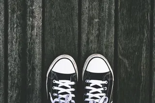 木制面板上的人脚和运动鞋