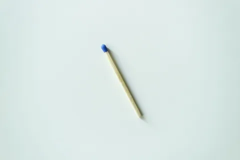 白色表面上的火柴棒 白色表面上的火柴棒