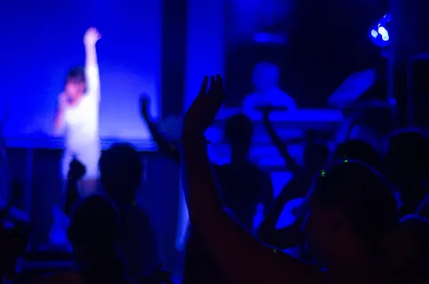 女人举起她的手 女人举起她的手